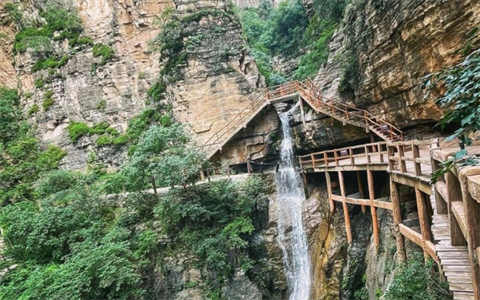 利用石家庄周边的自然景观，如山区、河流和森林等，创造出极具挑战性的户外环境，使得拓展训练既刺激又安全。