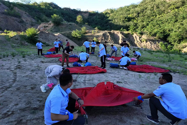 野外露营：学习如何选择营地，搭建帐篷，以及在复杂环境中的生存技巧。