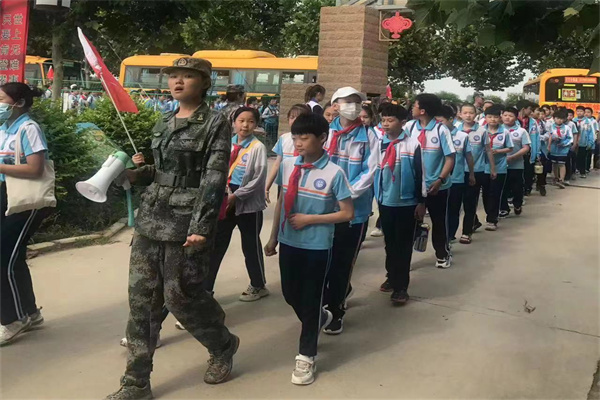 参加石家庄野外拓展训练的团队将会面临各种挑战和困难，需要通过团队合作和个人努力来解决问题。